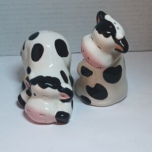 Adorable Happy Ceramic Cow Salt & Pepper Shaker Set Country Farmhouse
